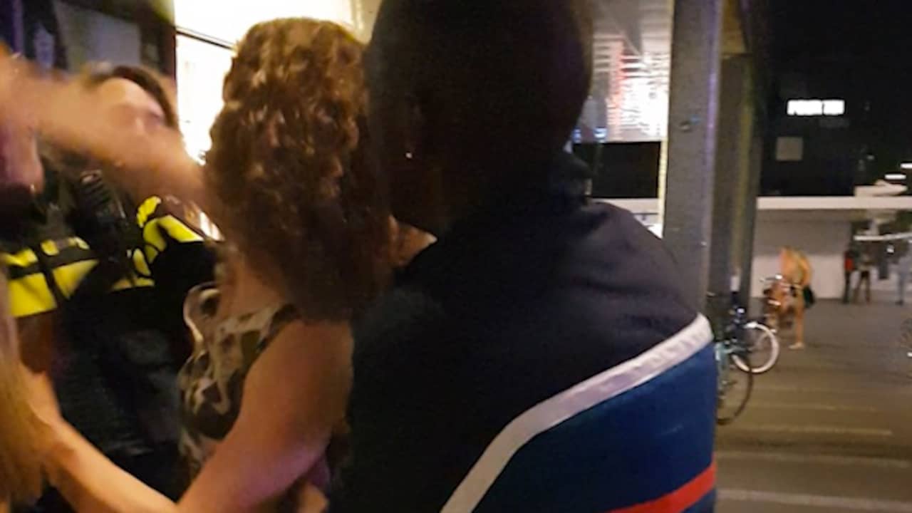 Beeld uit video: Agent slaat vrouw nadat ze tik uitdeelt bij arrestatie Rotterdam