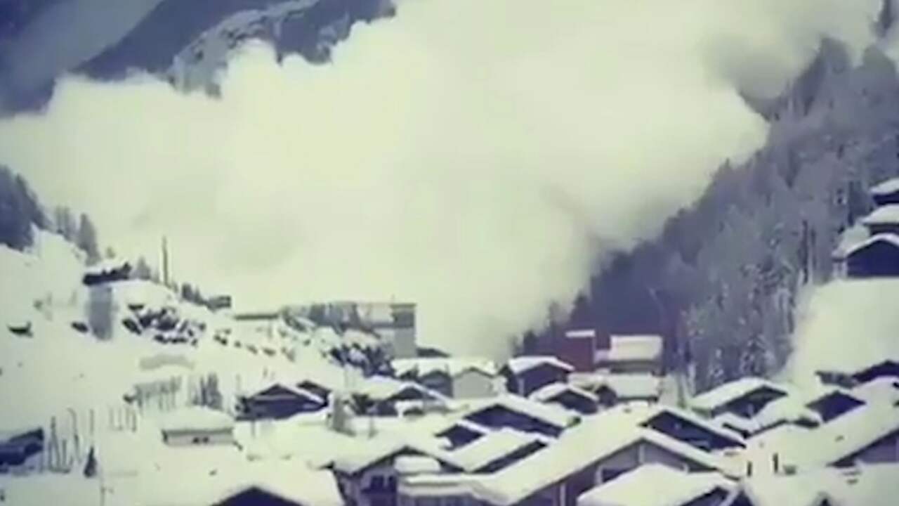 Beeld uit video: Toeristen filmen meerdere lawines in het Zwitserse Zermatt