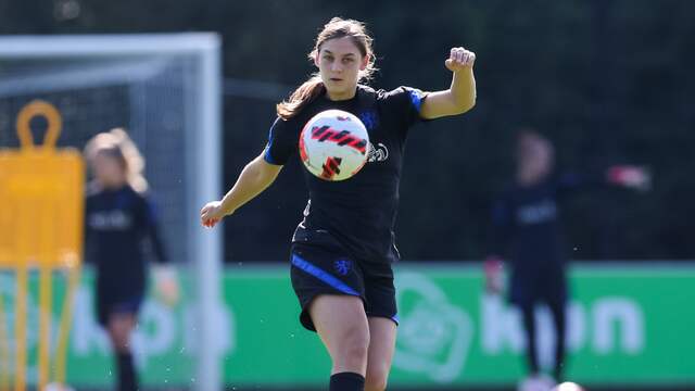Aniek Nouwen op de training van de Oranjevrouwen.