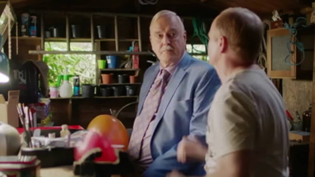 Beeld uit video: John Cleese terug bij BBC met sitcom Hold The Sunset