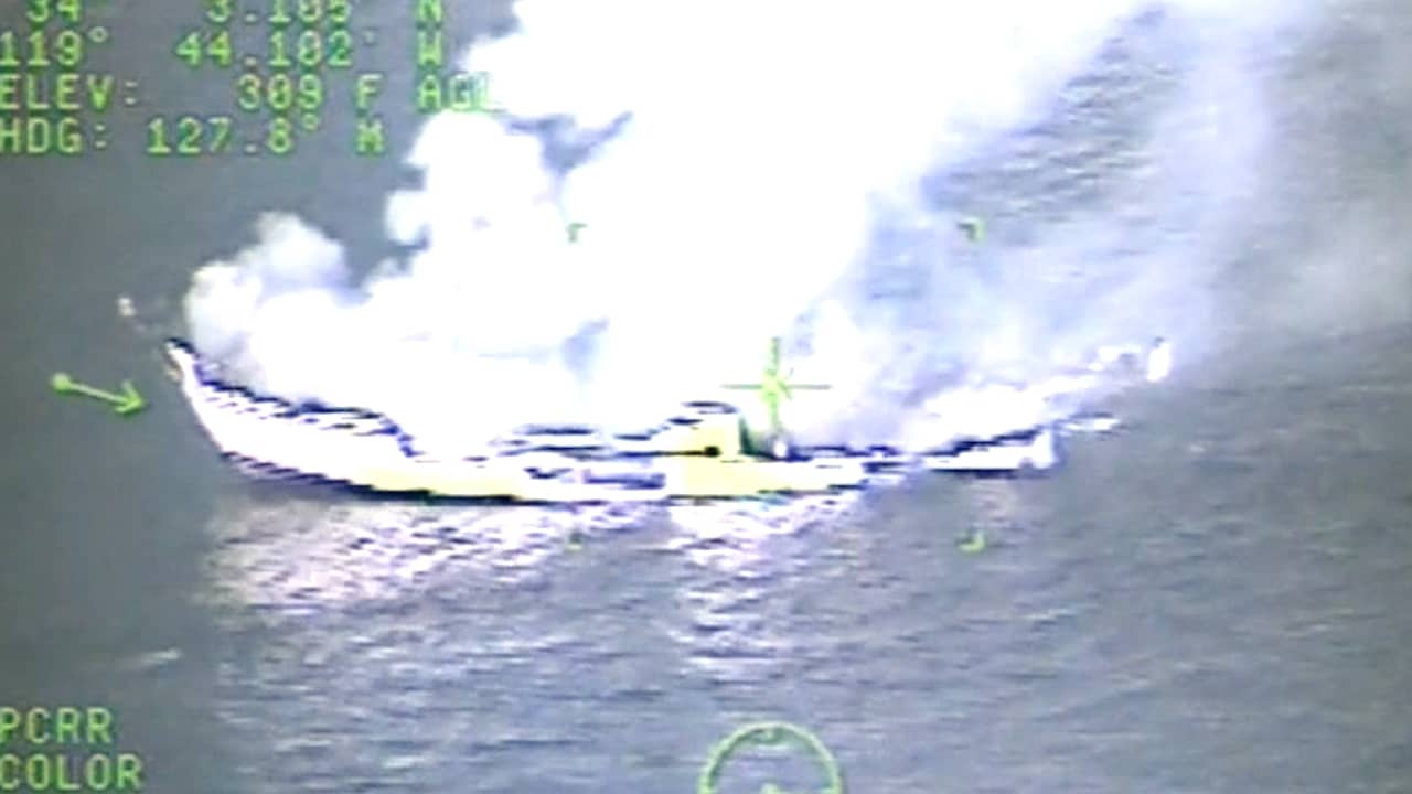 Beeld uit video: Kustwacht deelt beelden van fatale scheepsbrand in Californië