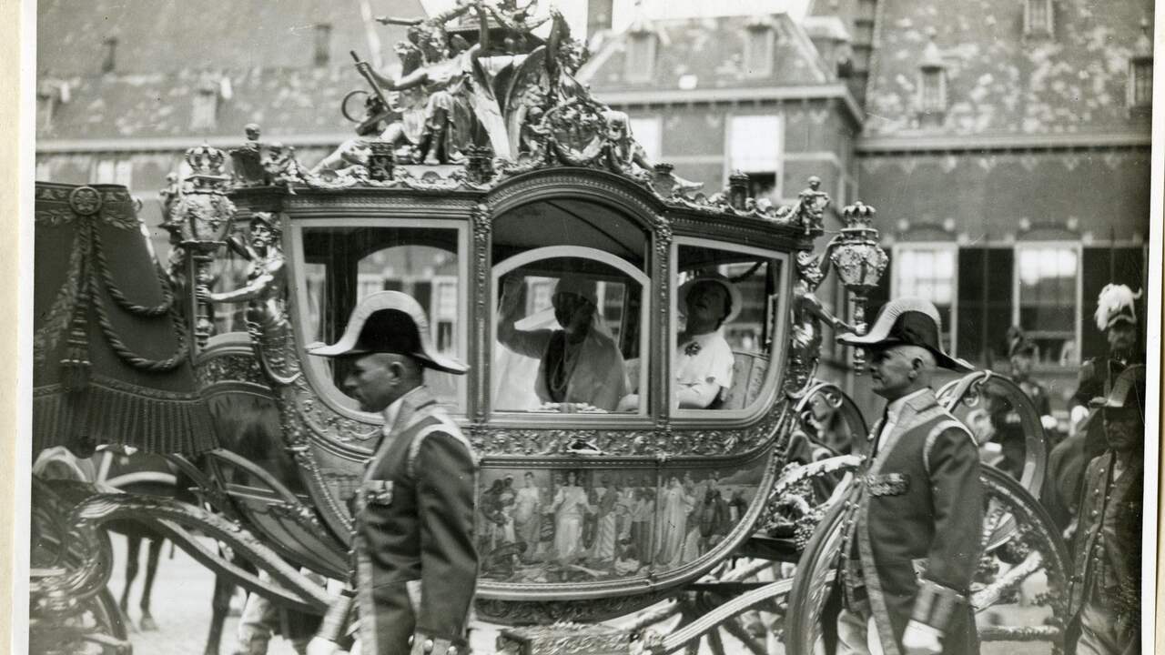 De Gouden Koets rijdt rond op Prinsjesdag in 1934. Het is de eerste keer dat prinses Juliana met haar moeder Wilhelmina meerijdt.