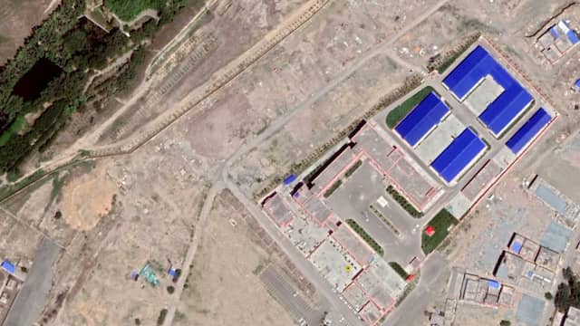 Satellietfoto van het heropvoedingskamp waar Qelbinur Sedik als eerste werkte, niet ver buiten de hoofdstad Ürümqi.