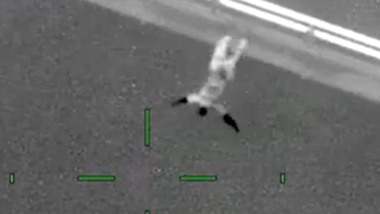 Beeld uit video: Autodief springt van brug tijdens politieachtervolging in VS