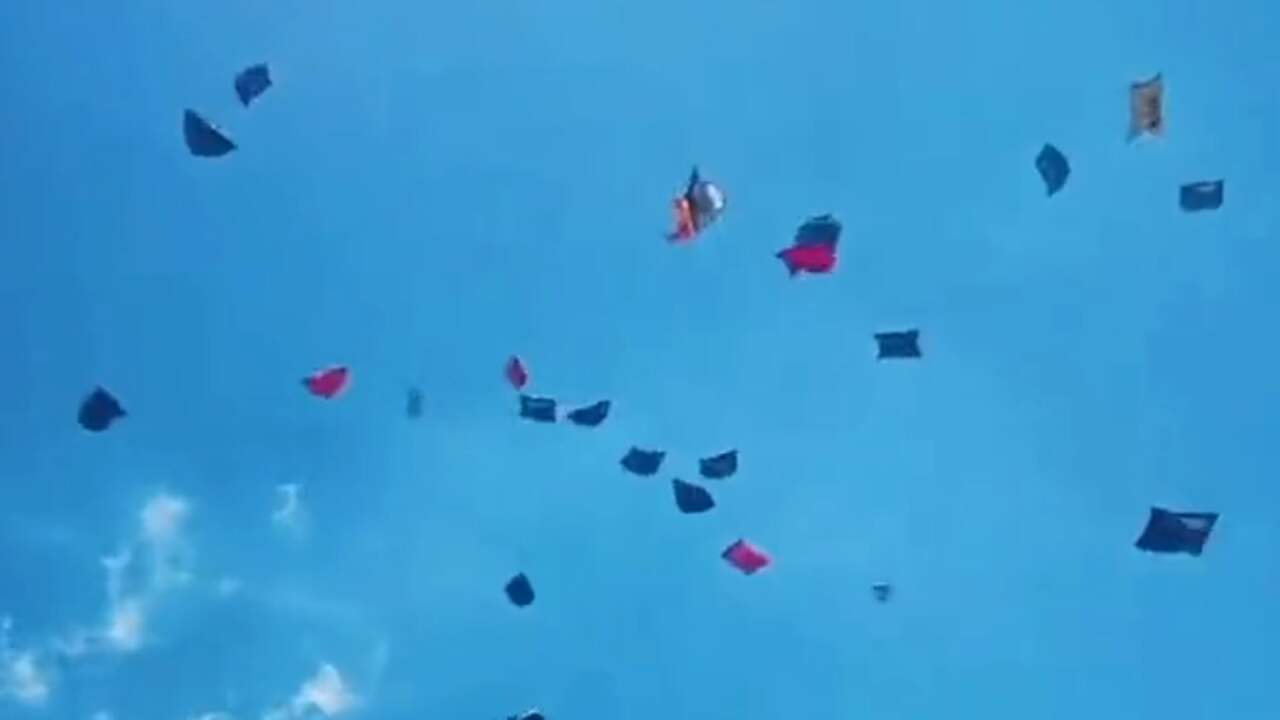 Beeld uit video: Tenten vliegen door de lucht tijdens Chinees kampeerfestival