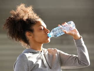 Drink jij genoeg water? 'Kleur van urine is een goede indicator'