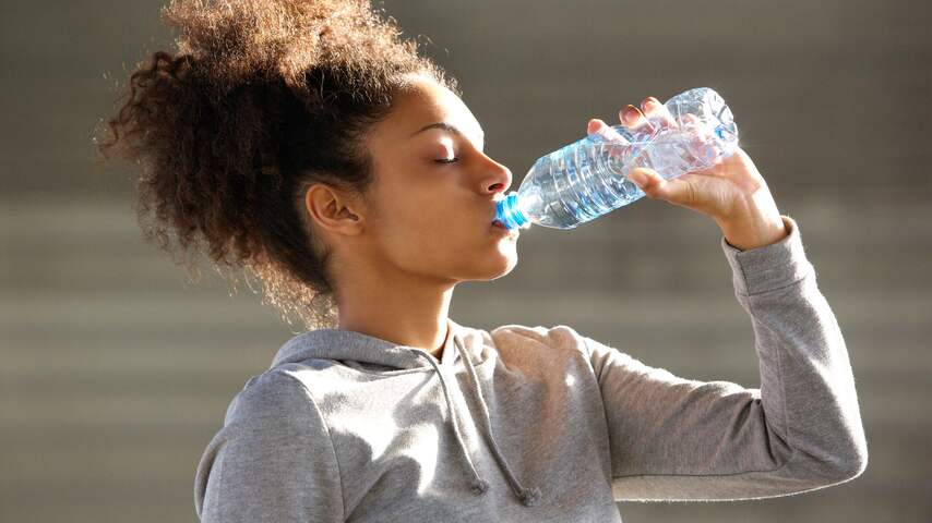 meisje drinkt water