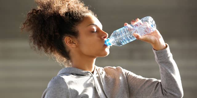 meisje drinkt water