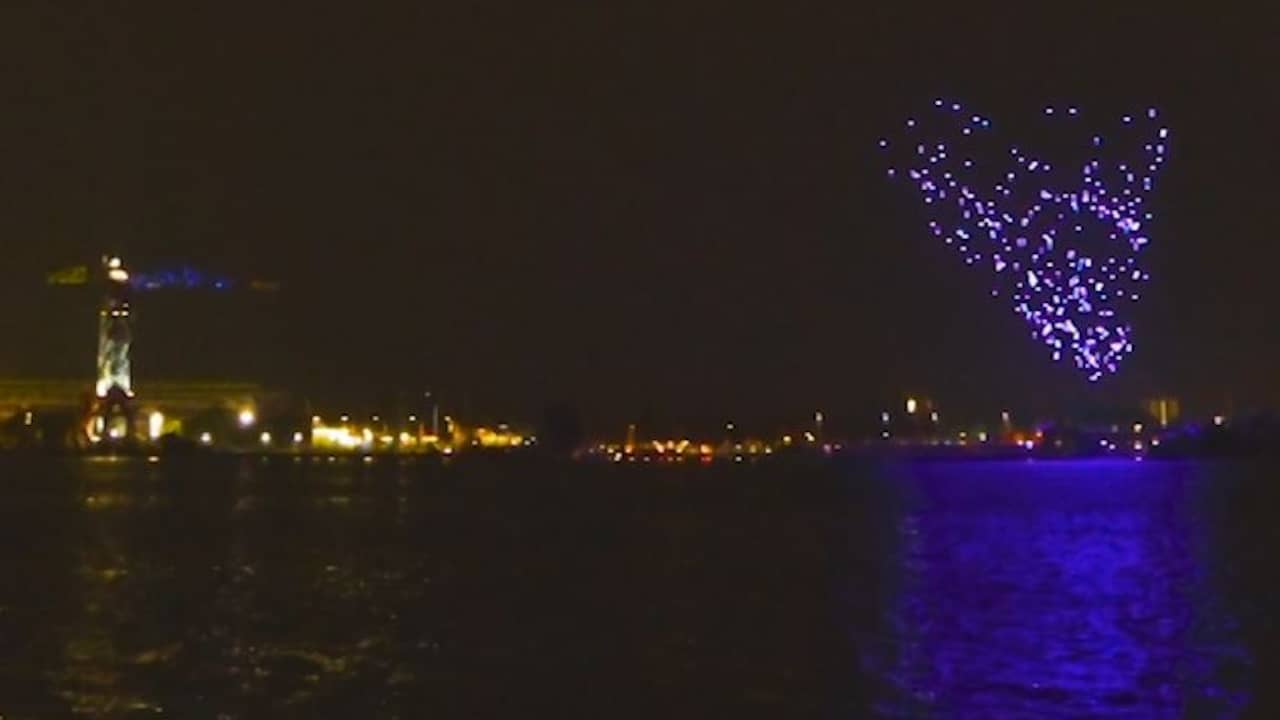 Honderden drones voeren kunstvoorstelling op boven het IJ