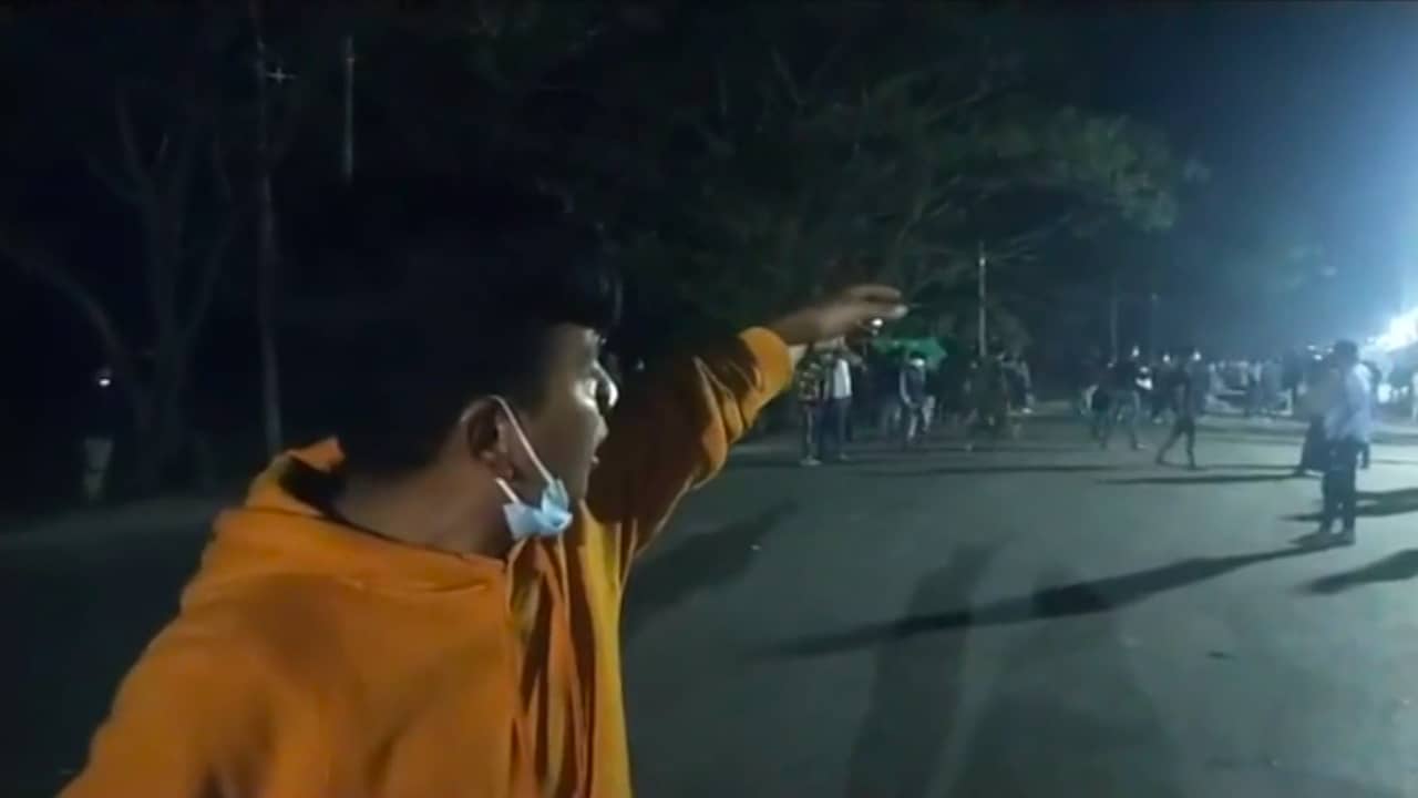 Beeld uit video: Betogers vluchten na schoten en knallen bij demonstratie in Myanmar