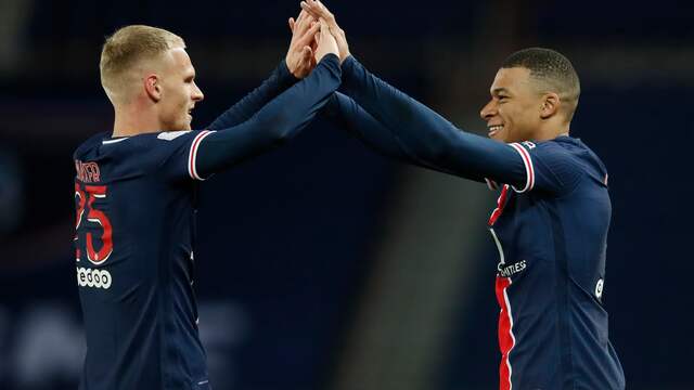 Mitchel Bakker feliciteert Kylian Mbappé met zijn treffer.