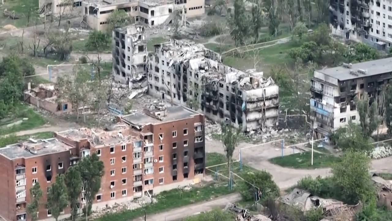 Beeld uit video: Luchtbeelden tonen verwoesting in Oost-Oekraïens dorp