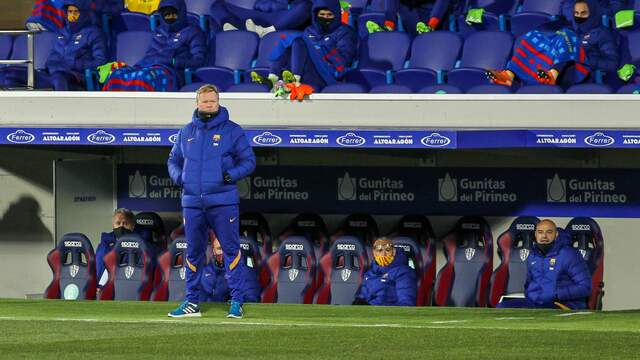 Ronald Koeman langs de lijn in Estadio El Alcoraz.