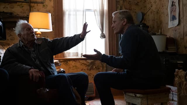 Lance Henriksen (links) speelt in Falling de koppige vader van Viggo Mortensen (rechts).