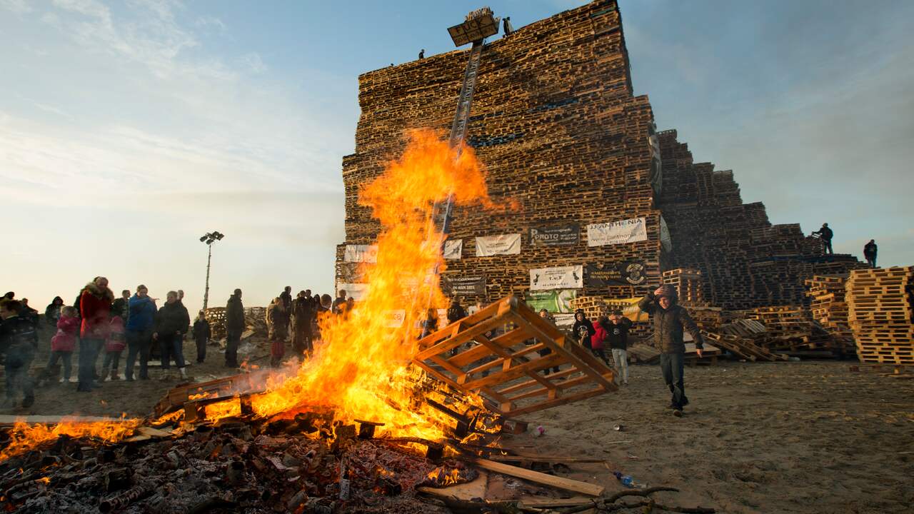 Scheveningers en Duindorpers strijden om hoogste houtstapel