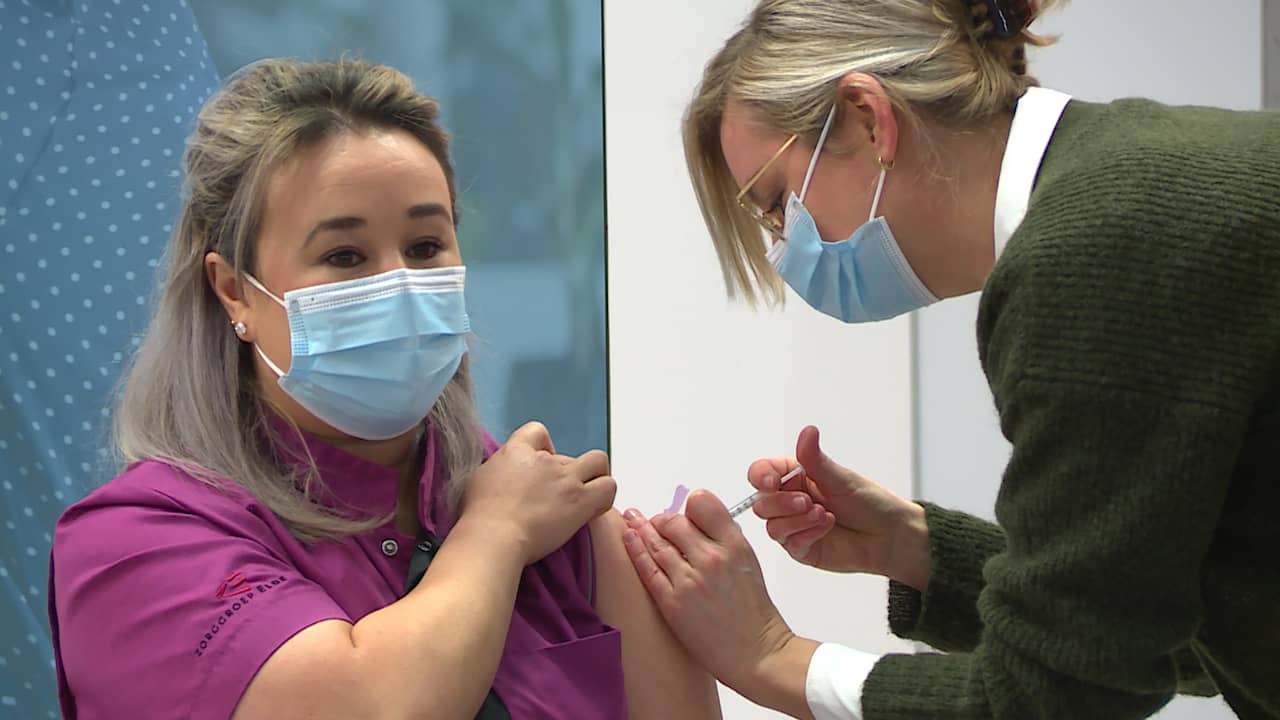Beeld uit video: Eerste zorgmedewerker ingeënt met Pfizer-vaccin in Veghel