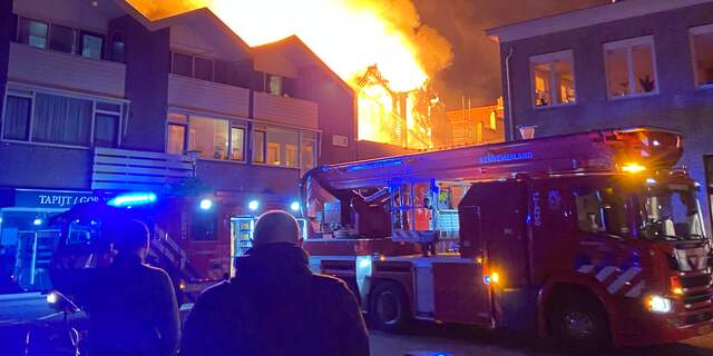 Winkel en meerdere bovenwoningen vernield door zeer grote brand in Aalsmeer