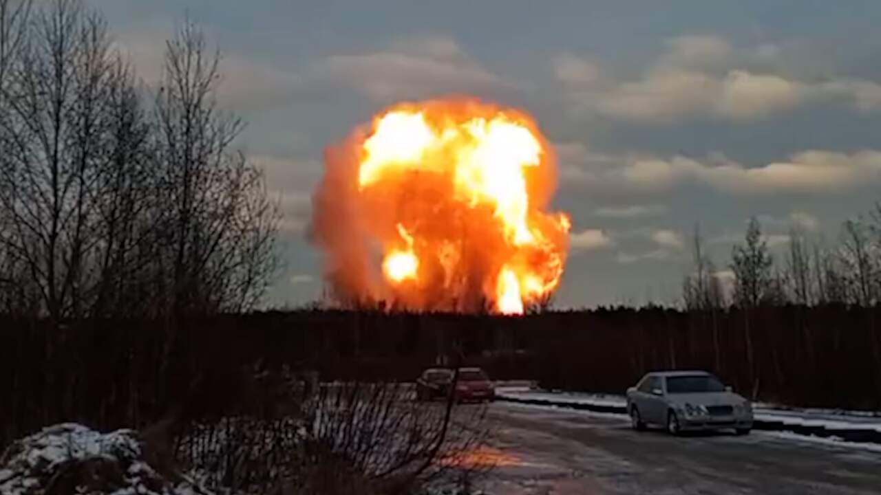 Beeld uit video: Treinreizigers rijden vlak langs gasexplosie in Rusland
