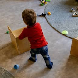 Gesleep met kinderen naar verschillende crèches kan hechting verstoren