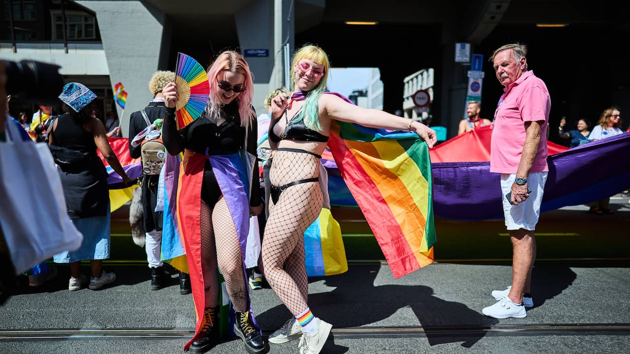 Inizia il Pride Amsterdam, migliaia di persone si uniscono al Pride Walk |  ADESSO