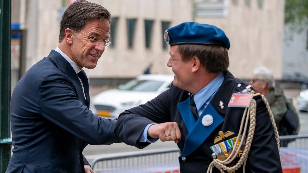 Mark Rutte begroet een veteraan bij aankomst in de Koninklijke Schouwburg in Den Haag tijdens Nationale Veteranendag 2021.