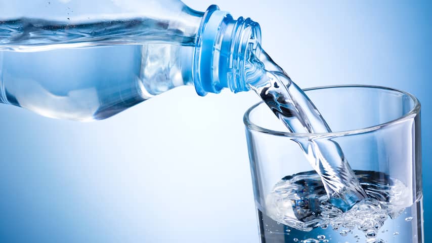 Nederlanders drinken meer water uit fles en pak, maar minder frisdrank