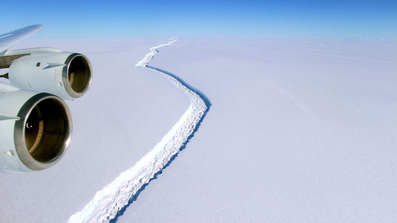 In afgelopen jaren braken meer ijsplaten af rond Antarctica. Hier een foto uit 2016 van het scheuren van de Larsen C-ijsplaat.