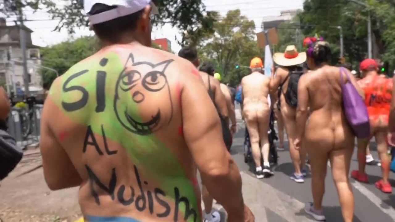 Beeld uit video: Nudisten wandelen door Mexico-Stad voor meer body-positivity