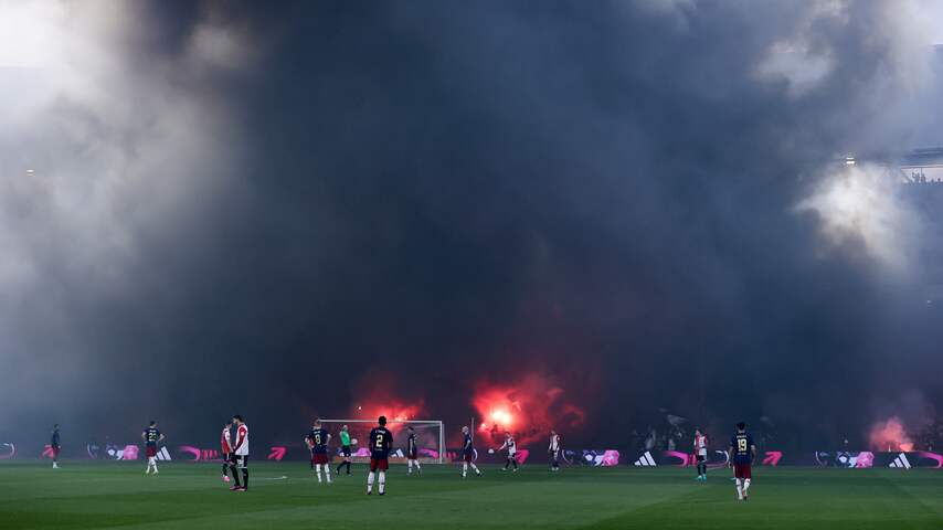 Feyenoord-Ajax Twee Keer Stilgelegd Door Rook En Bekogelen Klaassen ...