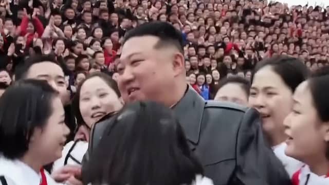 Noord-Korea zendt clip over 'hartelijke' Kim Jong-un uit