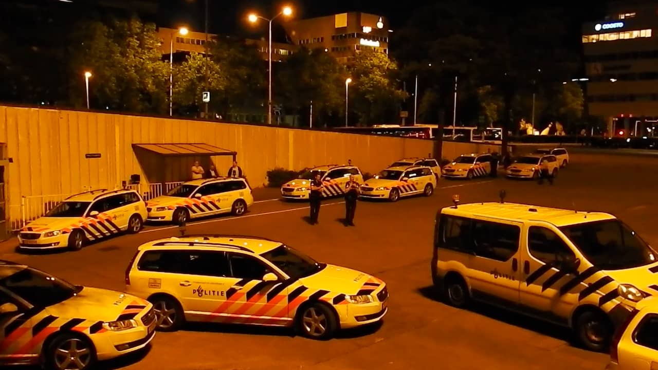 Beeld uit video: Grote politiemacht op de been voor oppakken man bij Philips Stadion