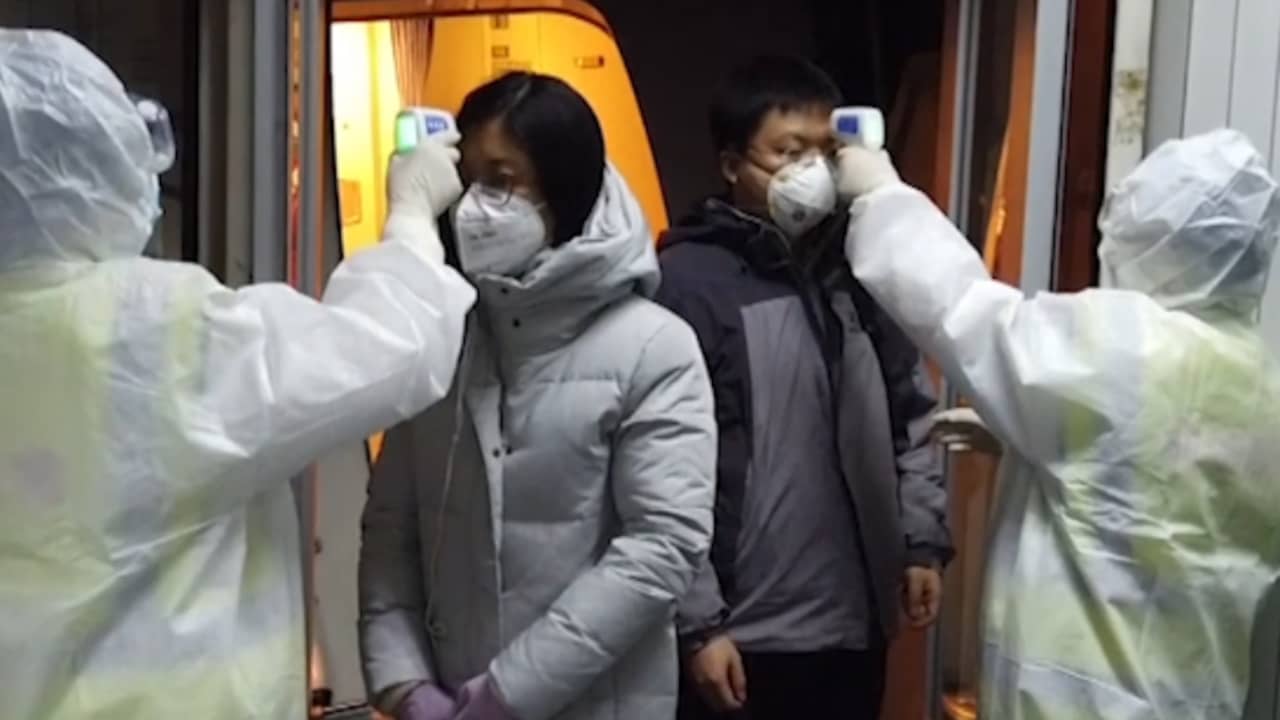 Beeld uit video: China houdt strenge controles op vliegveld Wuhan om coronavirus