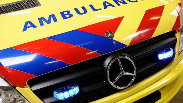 Motorrijder en passagier zwaargewond na botsing met boom in Friesland.