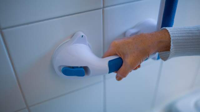 Eerst een beugel, daarna pas zittend douchen. "Mantelzorgers moeten niet te snel dingen overnemen."