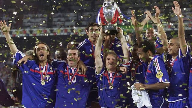 Didier Deschamps mocht de EK-trofee in 2000 al eens in ontvangst nemen in De Kuip.