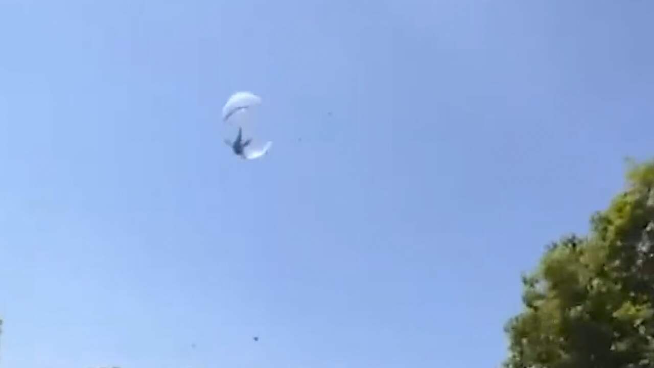 Beeld uit video: Jongen in opblaasbare bal vliegt meters door de lucht
