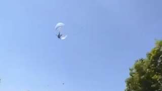 Jongen in opblaasbare bal vliegt meters door de lucht