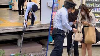 Behulpzame beveiliger stofzuigt Airpod van rails in Japan