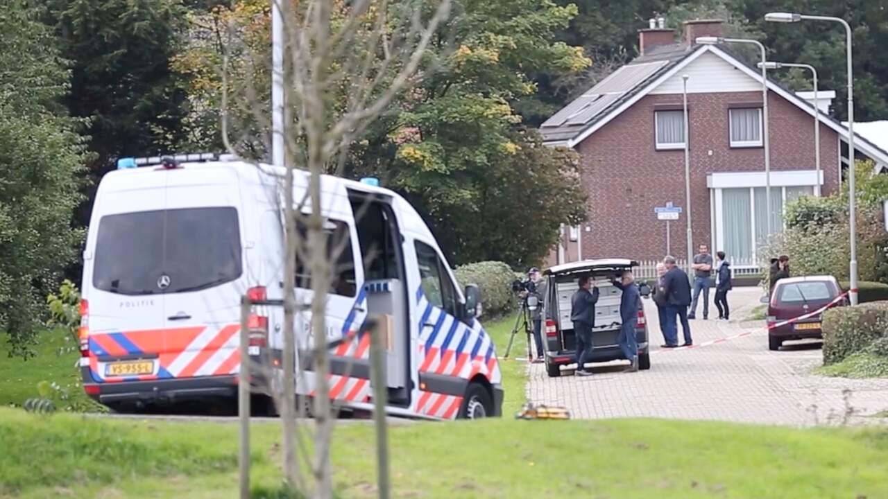 Beeld uit video: Politie doet onderzoek in Roosteren na doodschieten verdachte