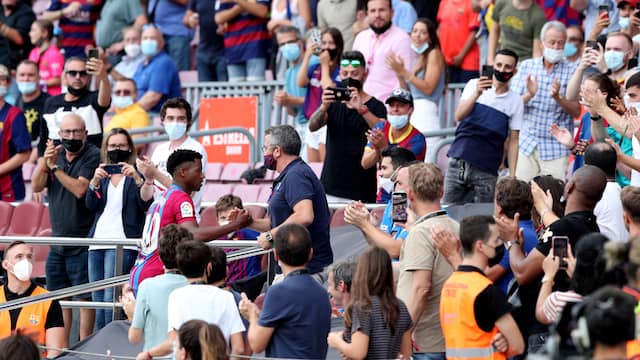 Ansu Fati viert zijn treffer met de clubarts van FC Barcelona.