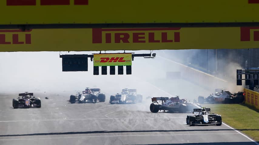 Formule 1 Geeft Twaalf Coureurs Waarschuwing Na Bizarre Crash Bij ...