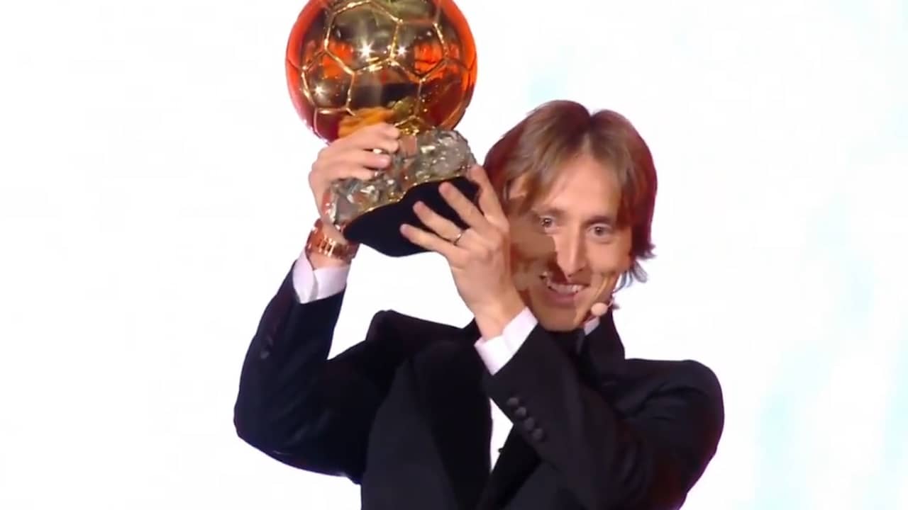 Beeld uit video: Modric krijgt Gouden Bal uitgereikt in Parijs
