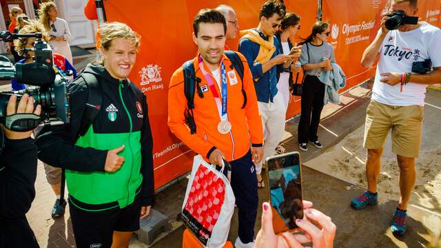 Tom Dumoulin neemt in Scheveningen de tijd voor zijn fans.
