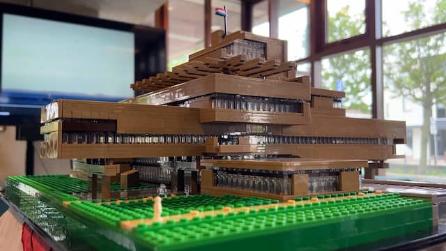 Zeeuw bouwt stadhuis van Terneuzen na met LEGO