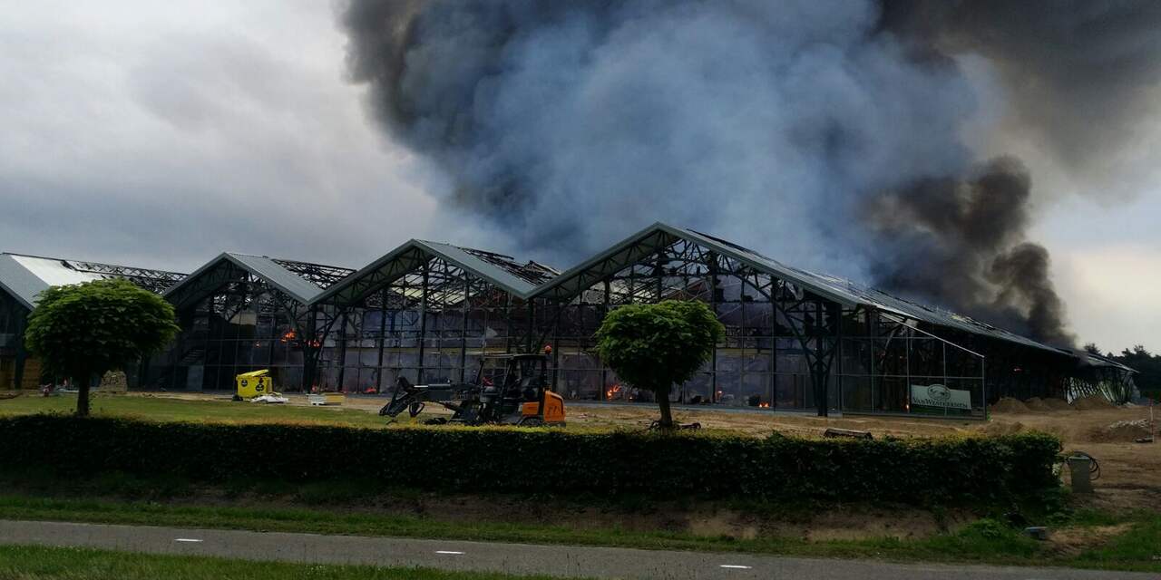 Grote brand bij bedrijf met tuinmeubelen in Uddel