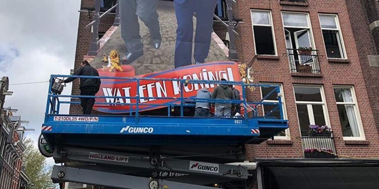 Iconische foto Van der Laan met koning levensgroot in Amsterdamse Jordaan