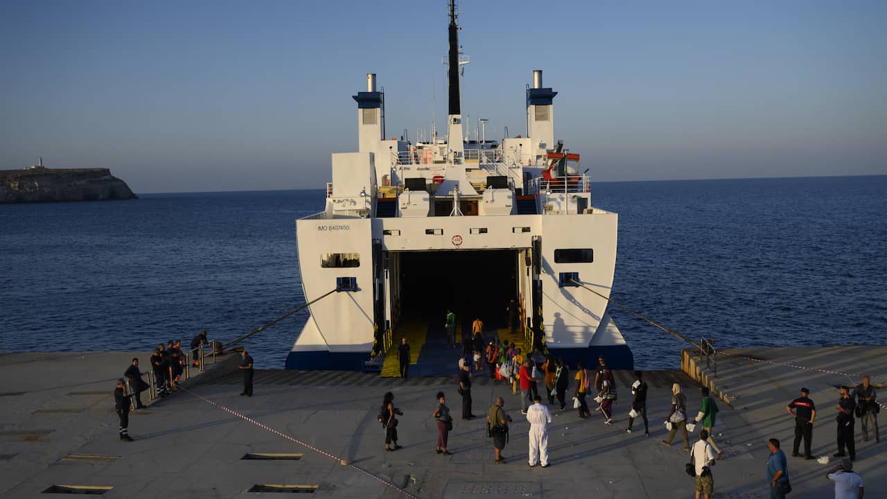 Situazione ‘calma’ a Lampedusa dopo la partenza di migliaia di migranti: ‘solo’ 3.800 |  All’estero