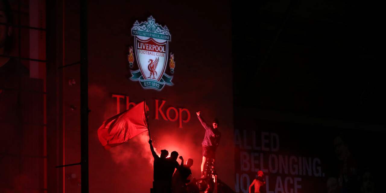 Fans en spelers van Liverpool vieren historische titel