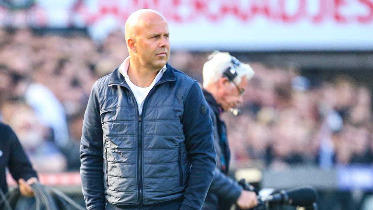 Feyenoord-trainer Arne Slot stuurt een flink gewijzigd elftal het veld in tegen Go Ahead Eagles.