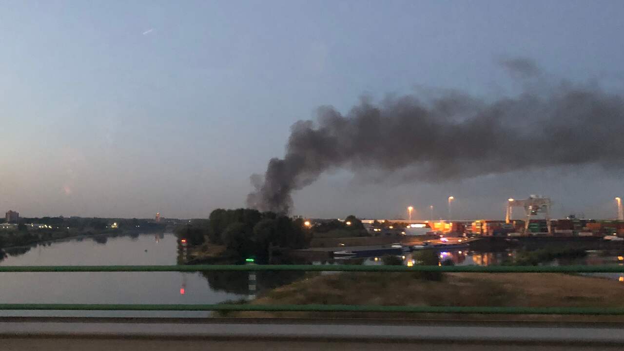 Gevaarlijke stoffen vrijgekomen door zeer grote brand bij bedrijf in